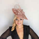 Cappello fascinator con piume a goccia grande rosa cipria