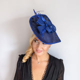 Cappello fascinator con piume di fiori a goccia grande blu reale