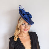 Cappello fascinator con piume di fiori a goccia grande blu reale