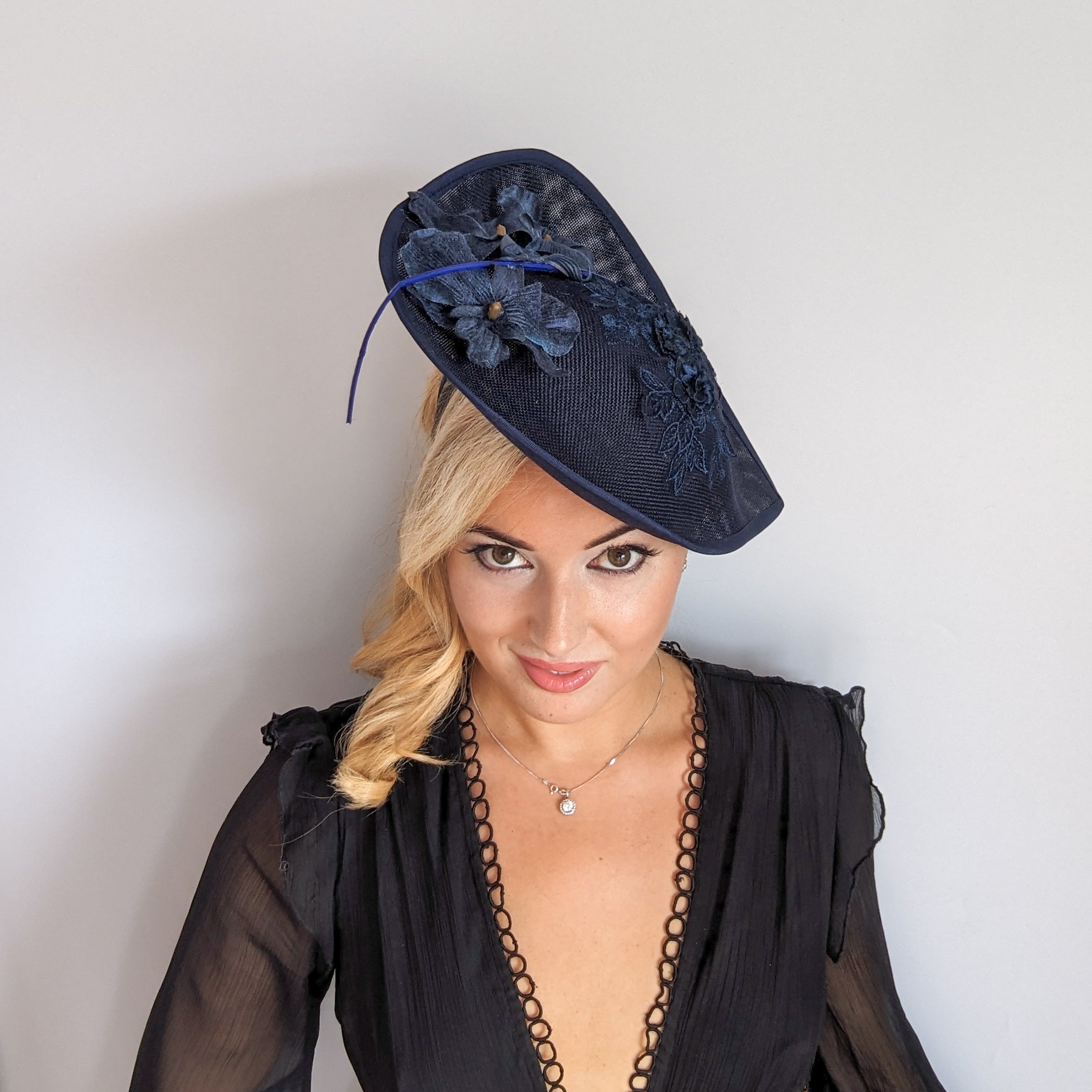 Cappello a fascinator con fiore a goccia grande blu navy