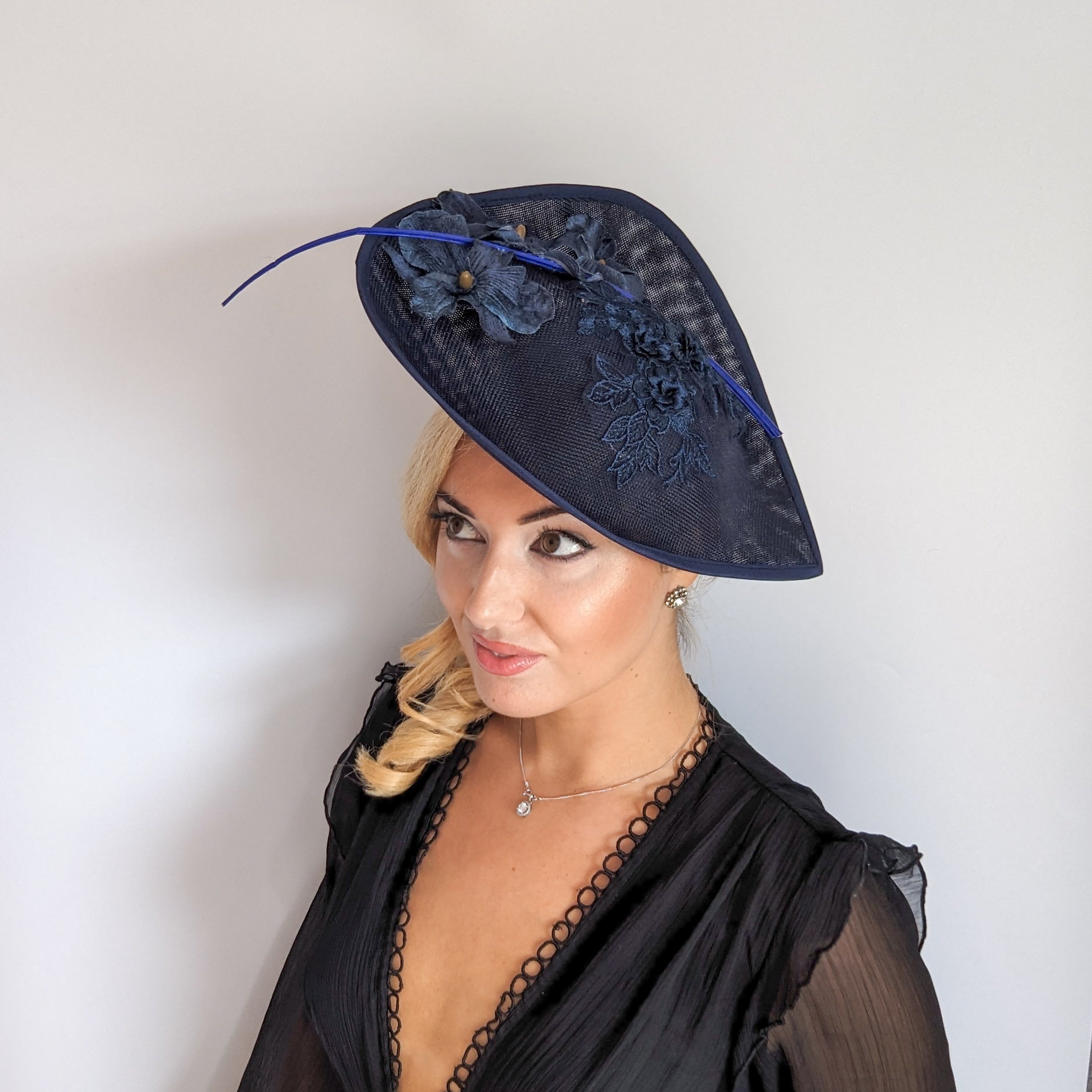 Cappello a fascinator con fiore a goccia grande blu navy