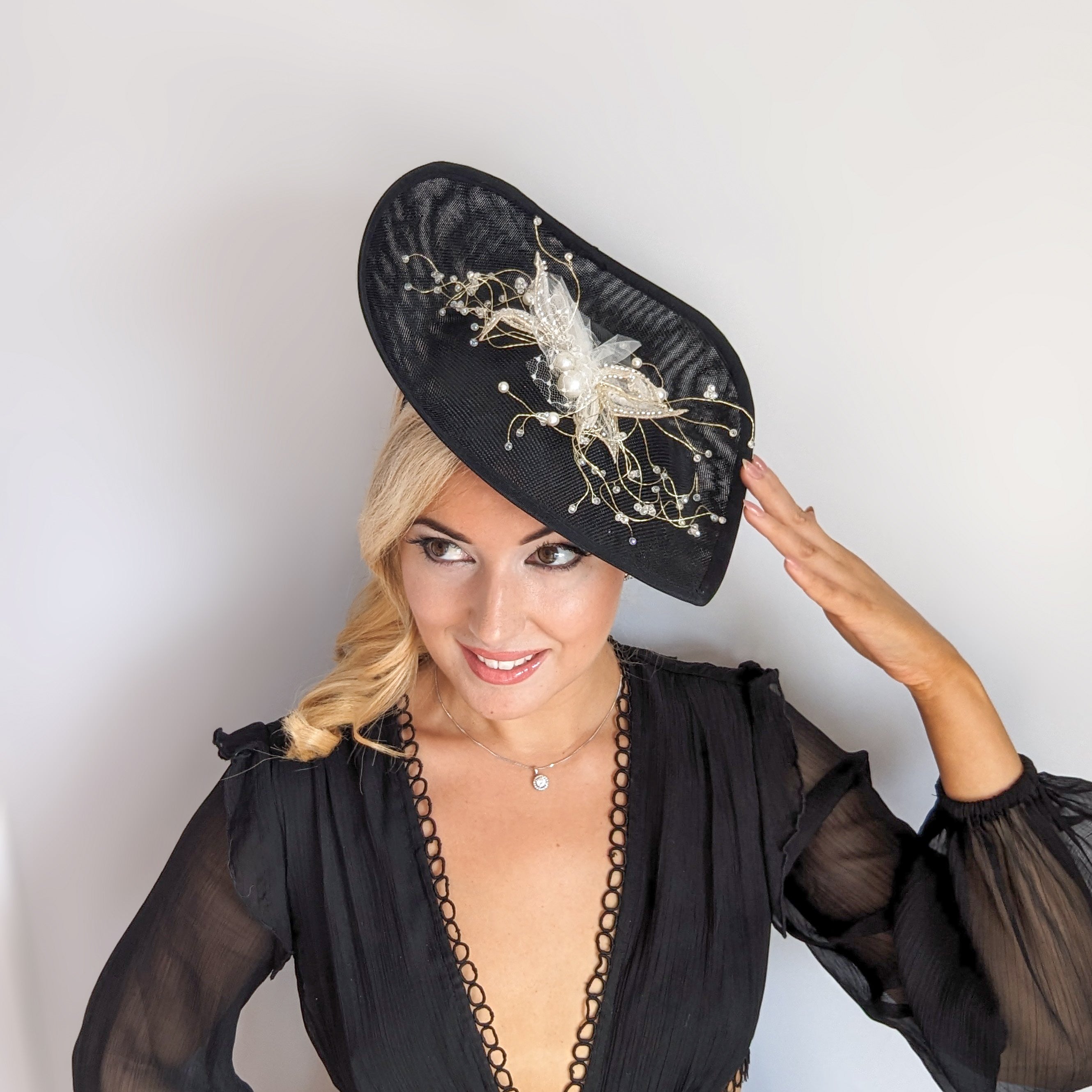 Cappello nero con fascinator in cristallo a goccia grande