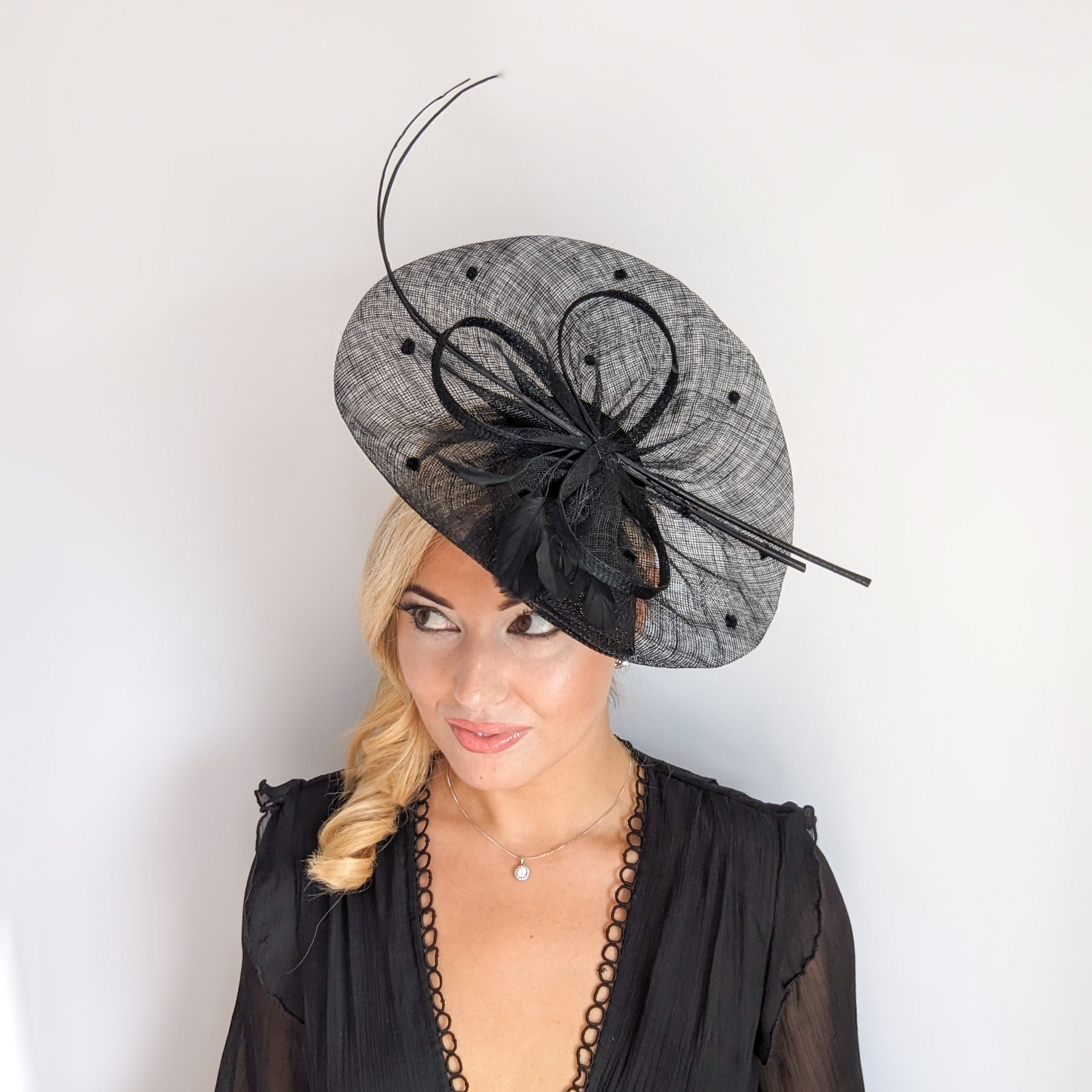 Cappello fascinator a disco a pois con piume grandi nere