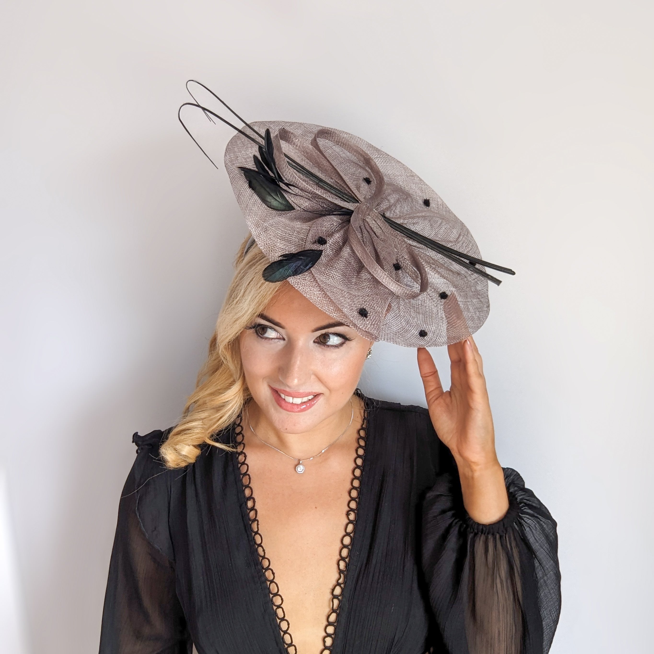 Cappello fascinator a disco a pois con piume grandi grigie