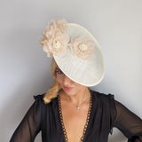 Cappello bianco con fascinator a disco con piattino a fiori grandi