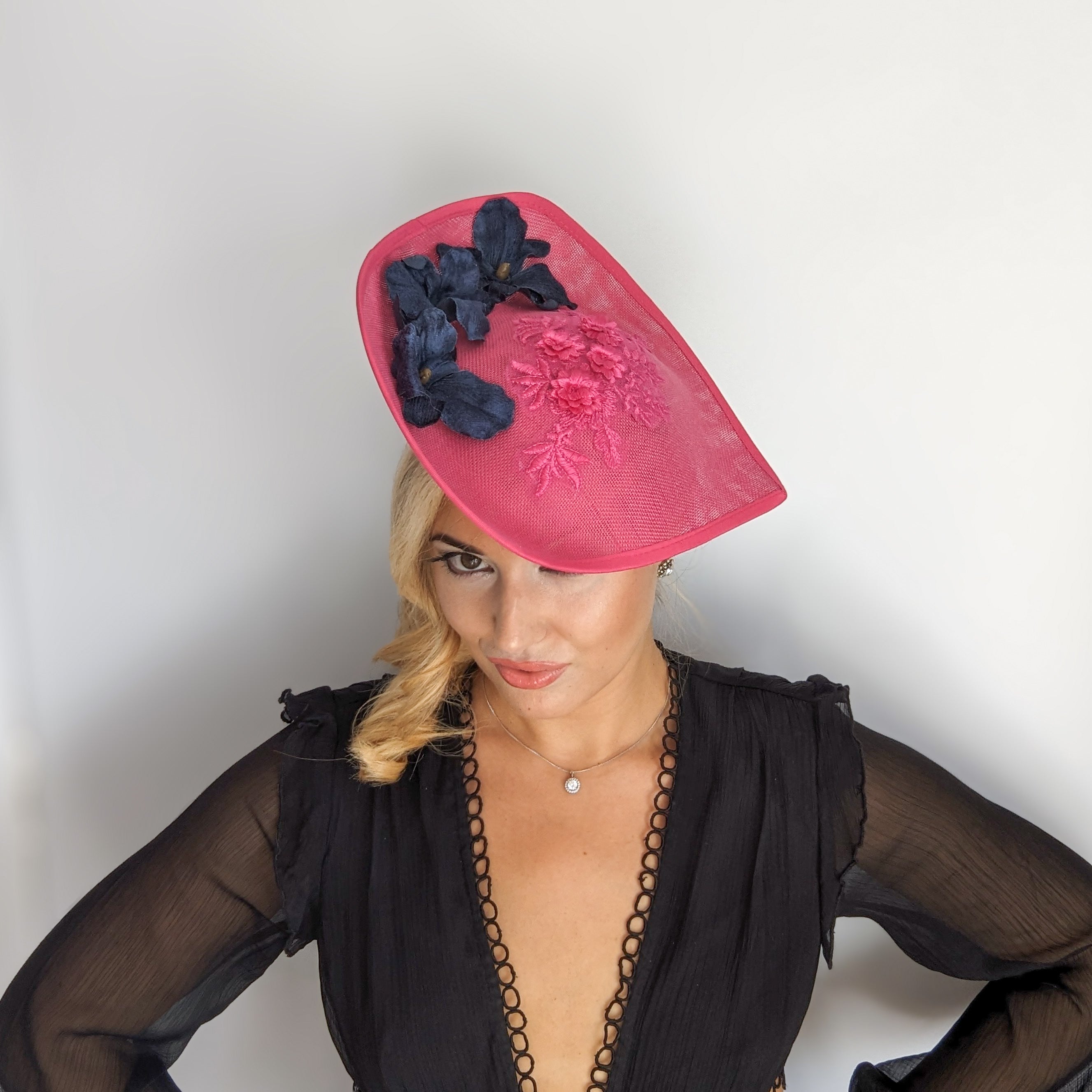 Cappello fucsia a forma di fiore grande a goccia