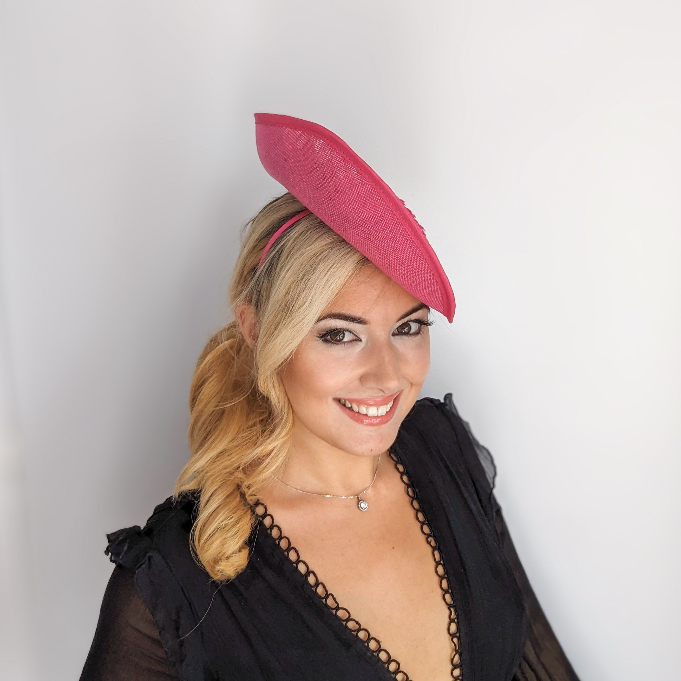 Cappello fucsia a forma di fiore grande a goccia