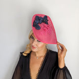 Cappello fucsia a forma di fiore grande a goccia