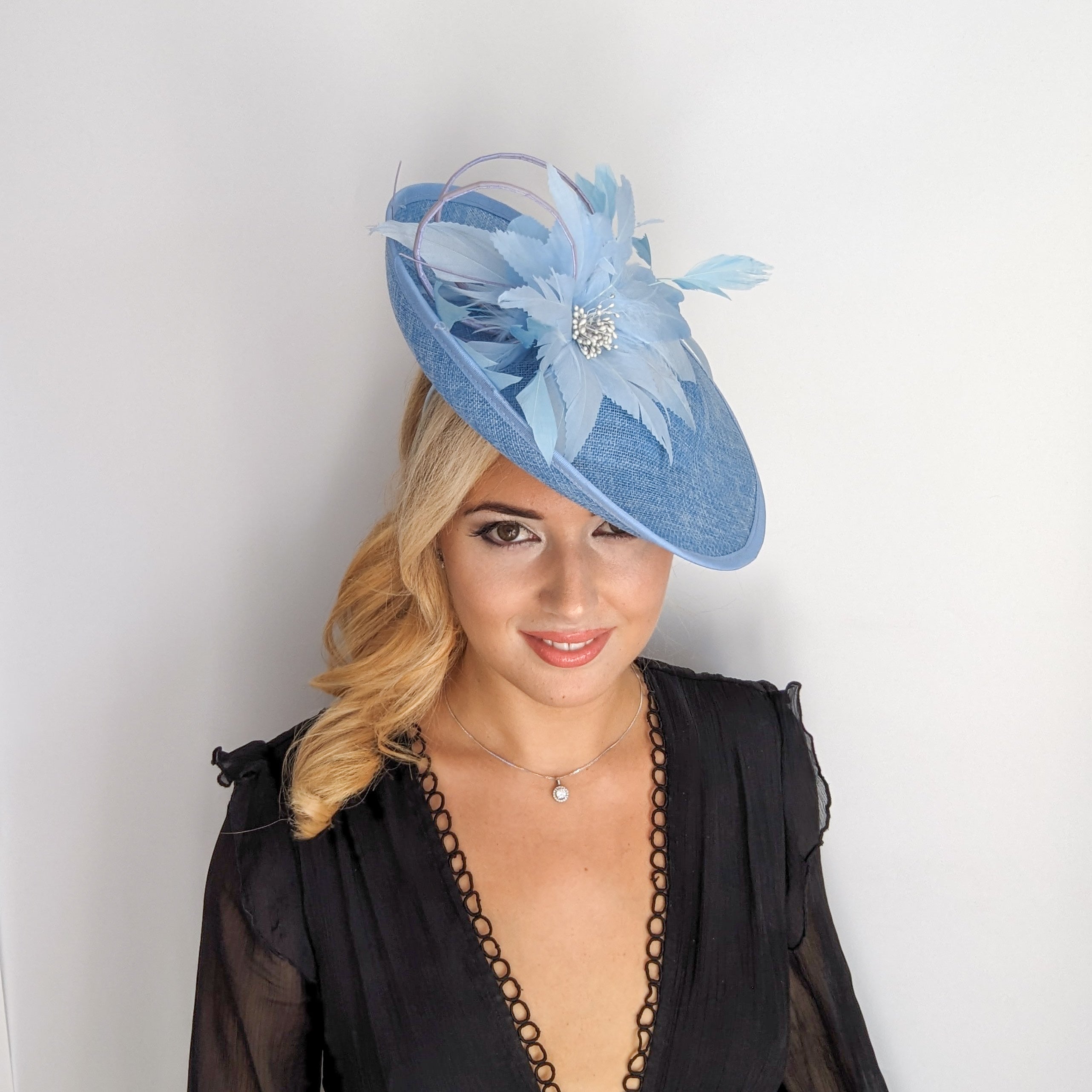 Cappello fascinator a disco con piattino in piume blu fiordaliso