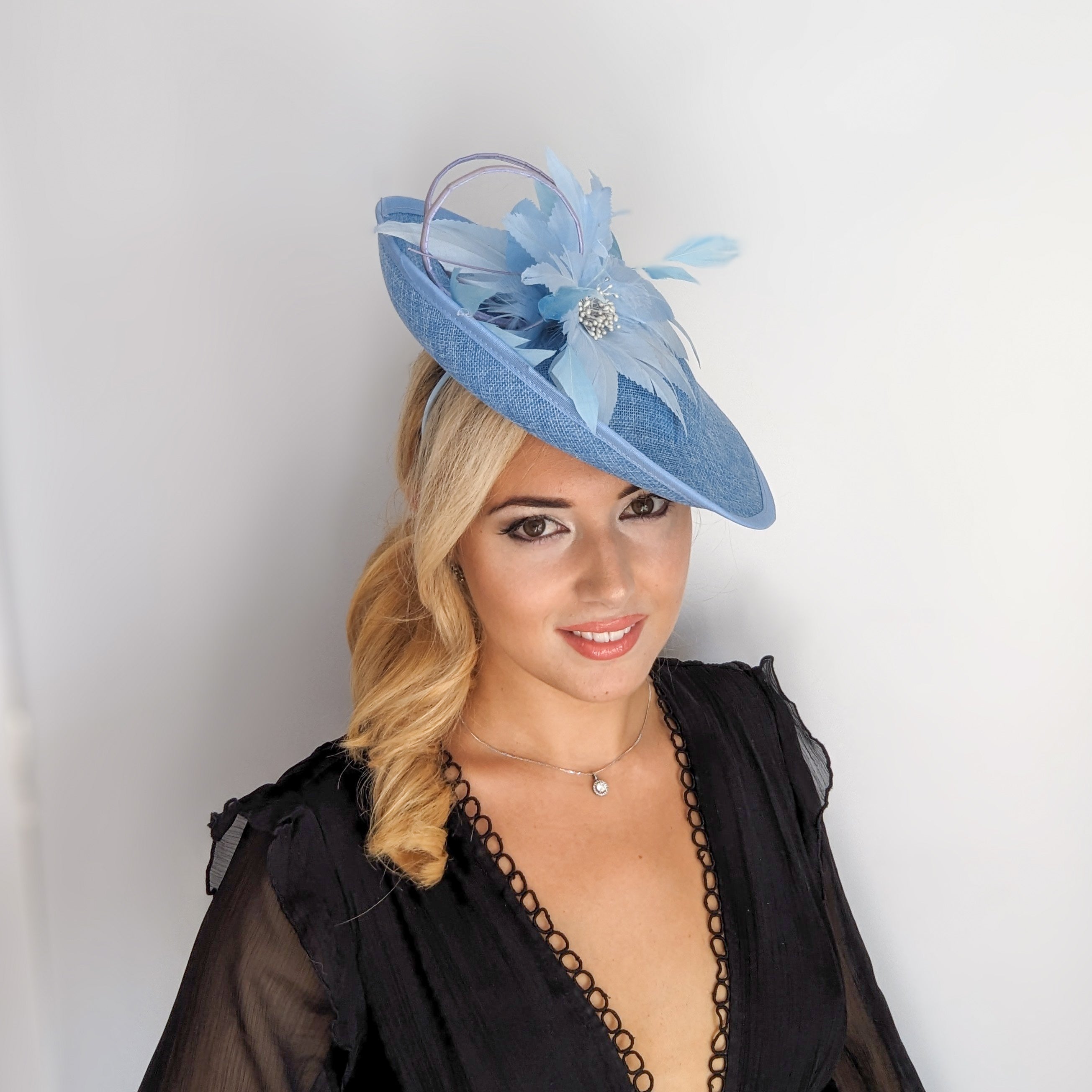 Cappello fascinator a disco con piattino in piume blu fiordaliso