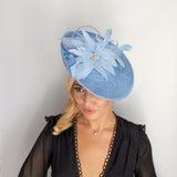 Cappello fascinator a disco con piattino in piume blu fiordaliso