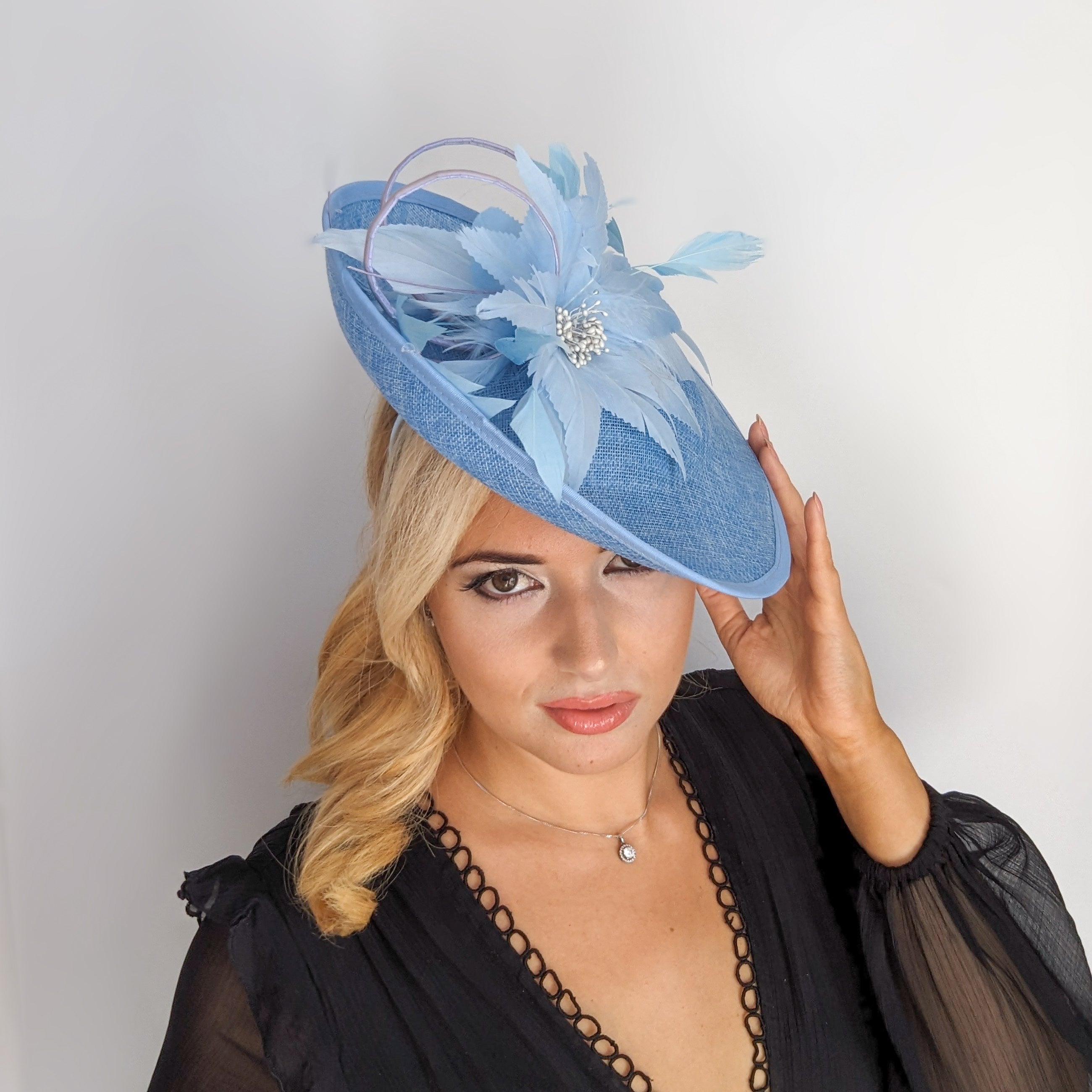 Cappello fascinator a disco con piattino in piume blu fiordaliso