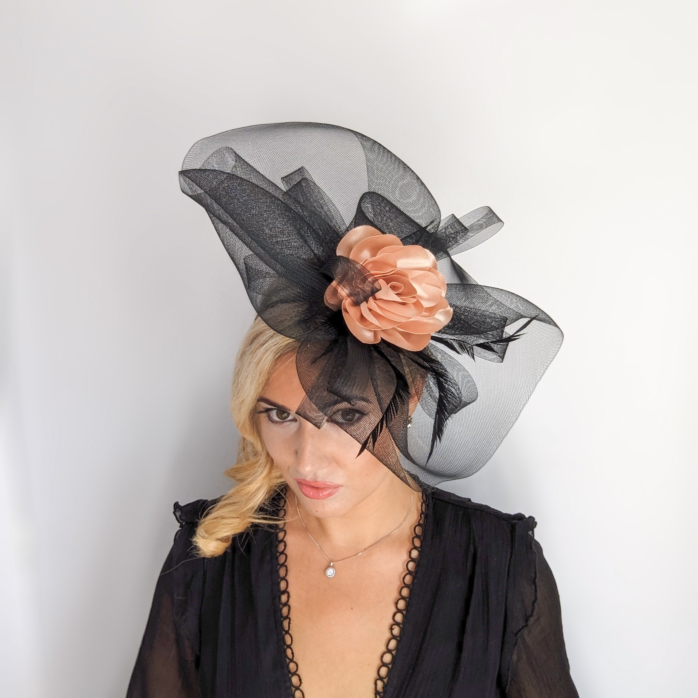 Cappello fascinator a disco a pois con piume grandi nere