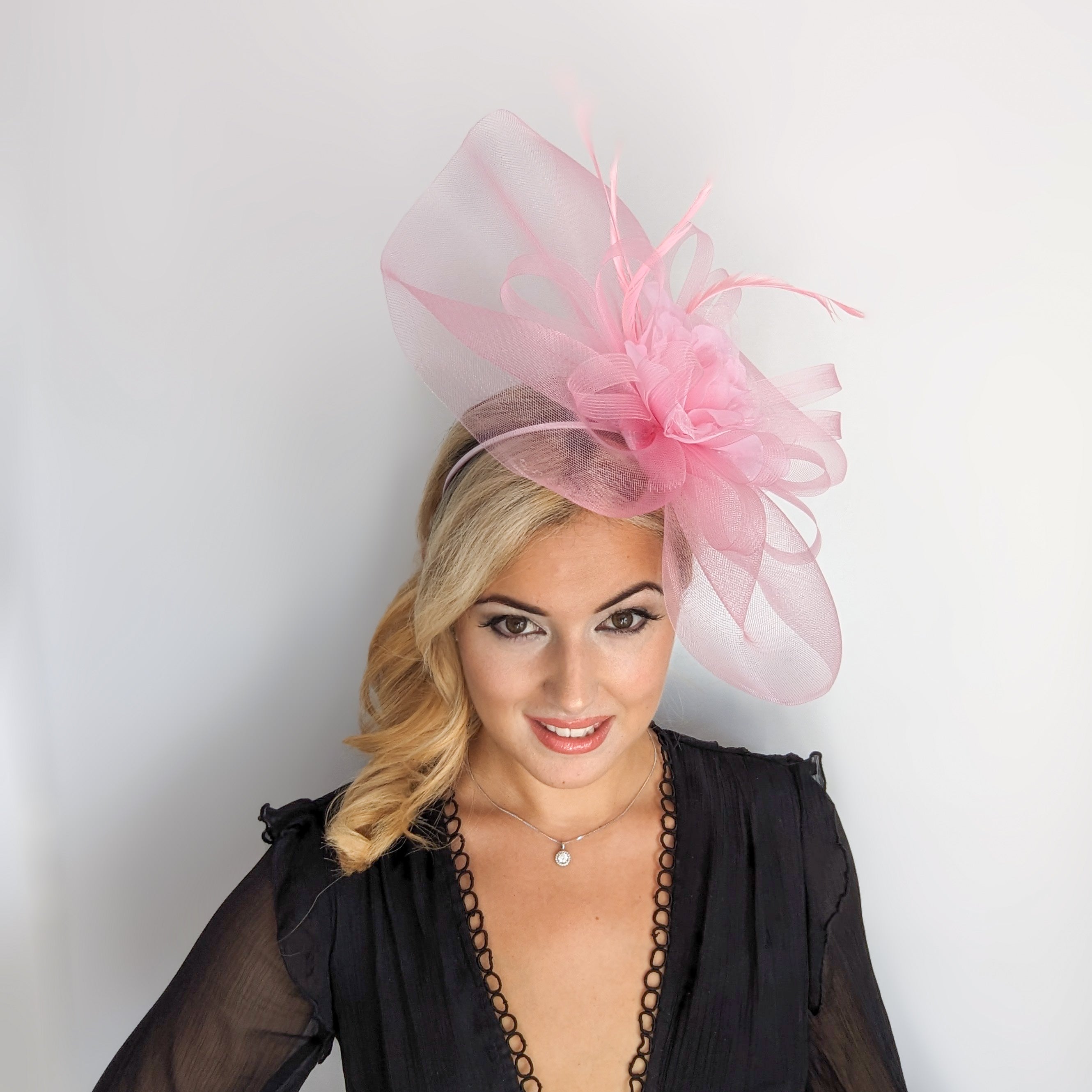 Cappello fascinator a disco a pois con piume grandi nere