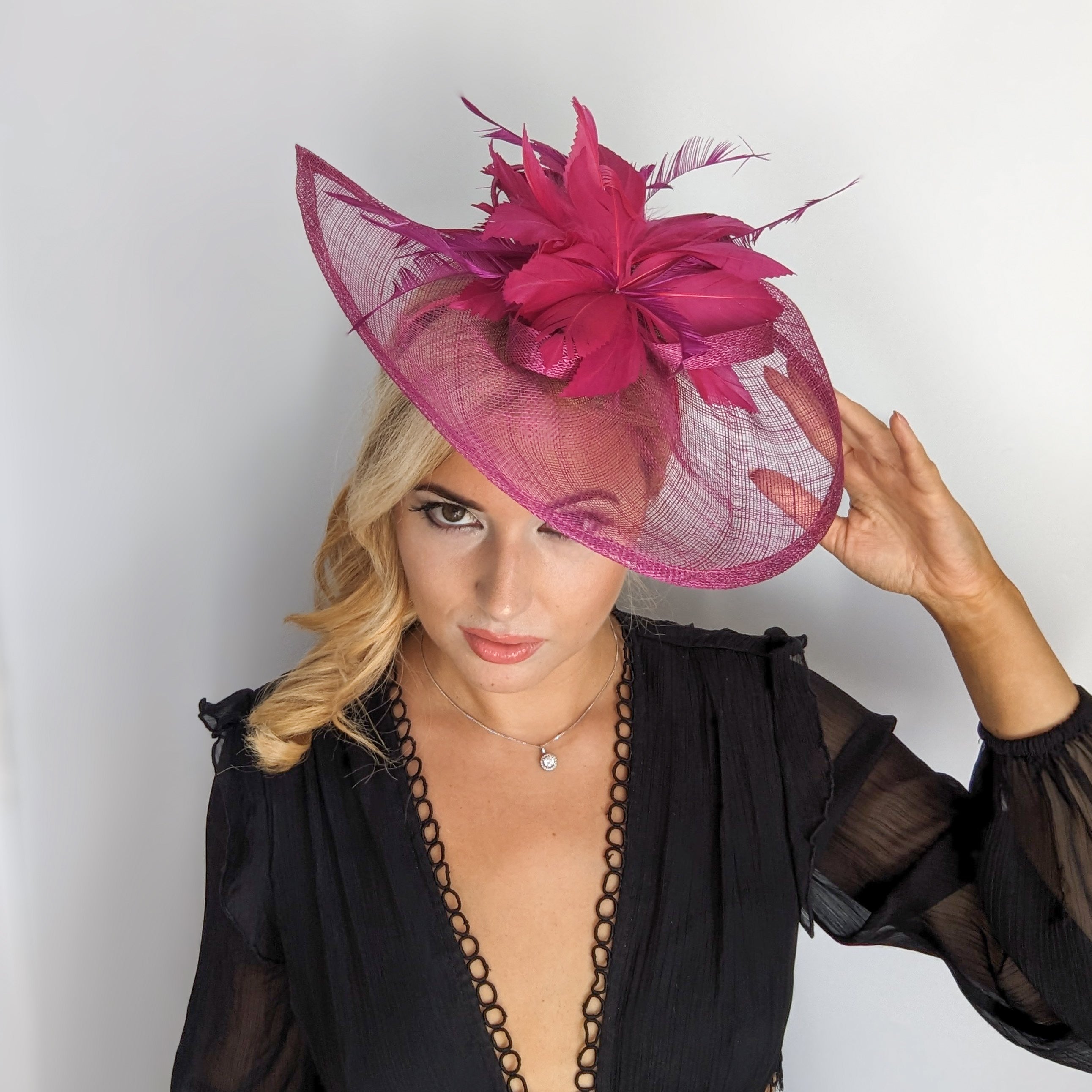 Cappello fascinator a goccia con piume rosa cipria