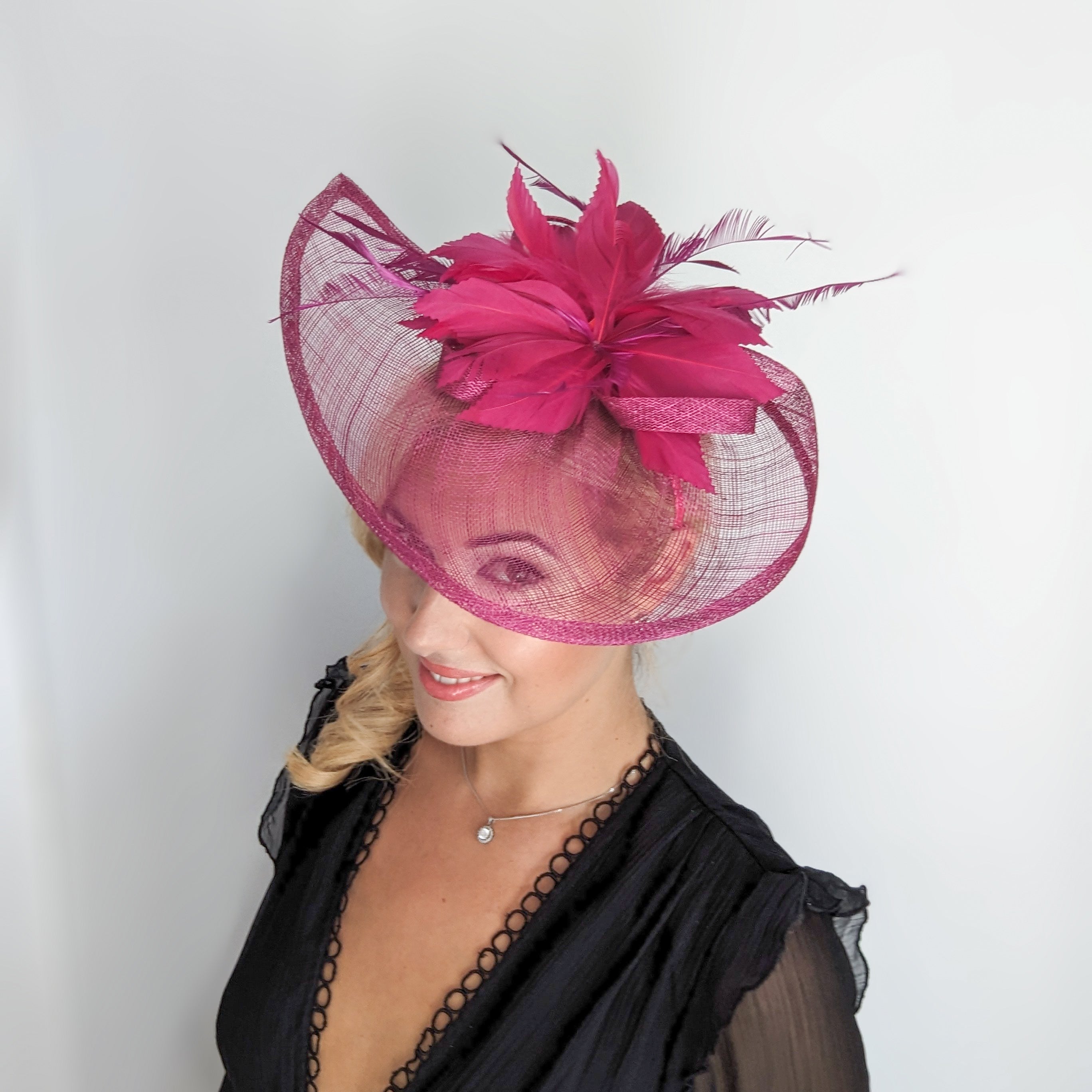 Cappello fascinator a goccia con piume rosa cipria