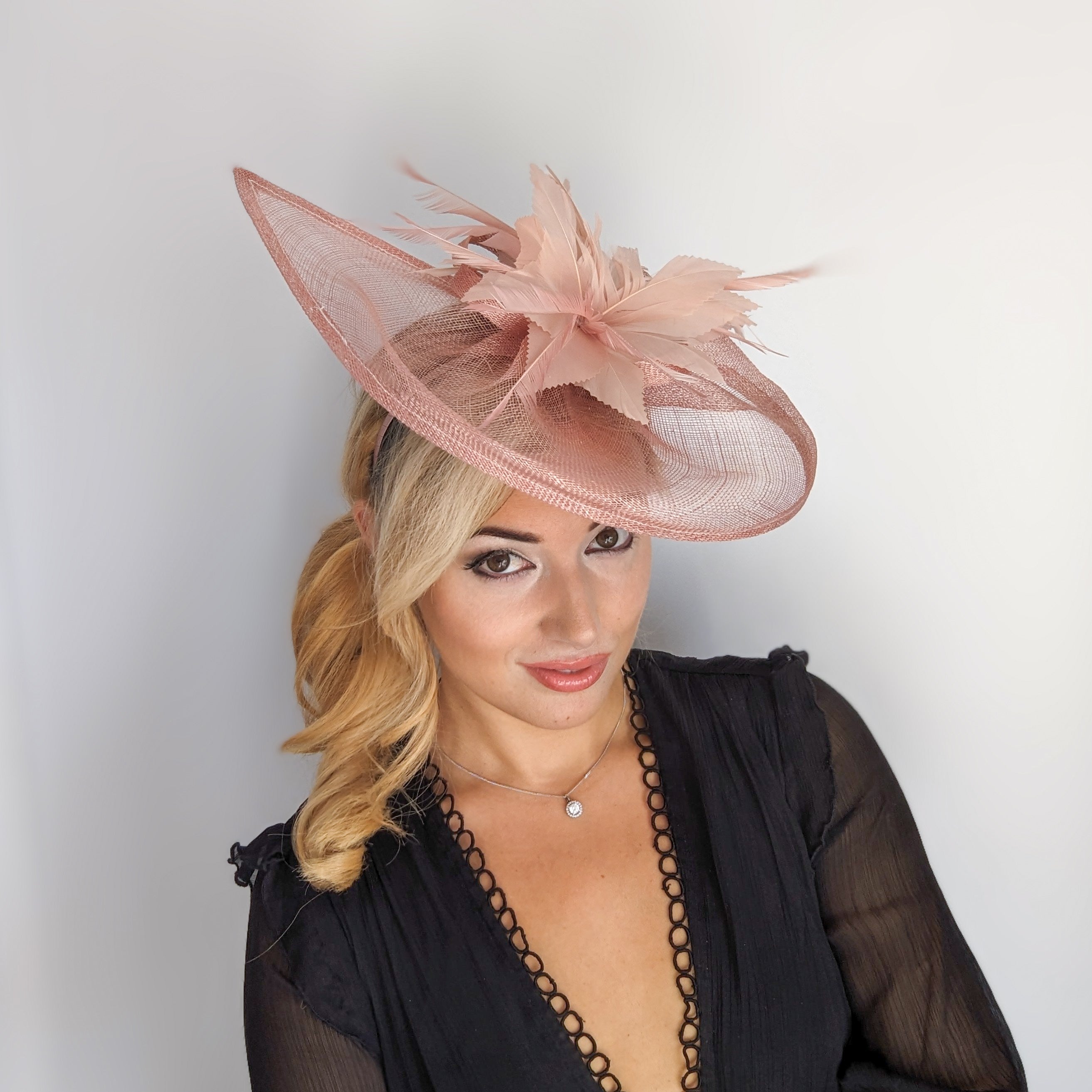 Cappello fascinator a goccia con piume rosa cipria