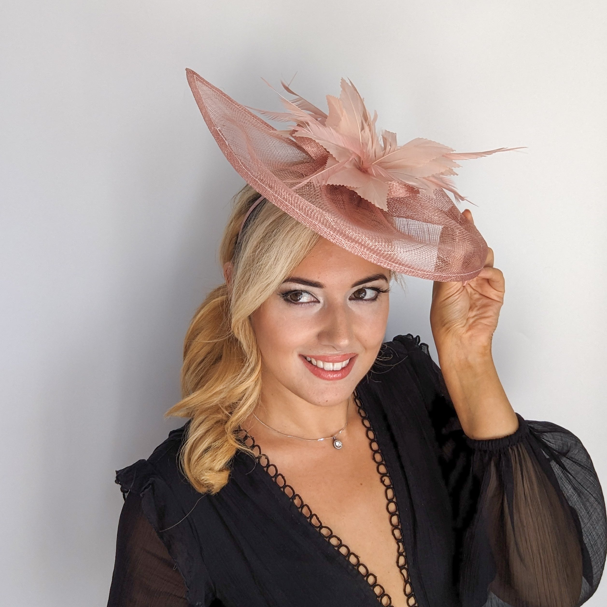 Cappello fascinator a goccia con piume rosa cipria