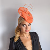 Cappello fascinator con fiocco in cristallo corallo