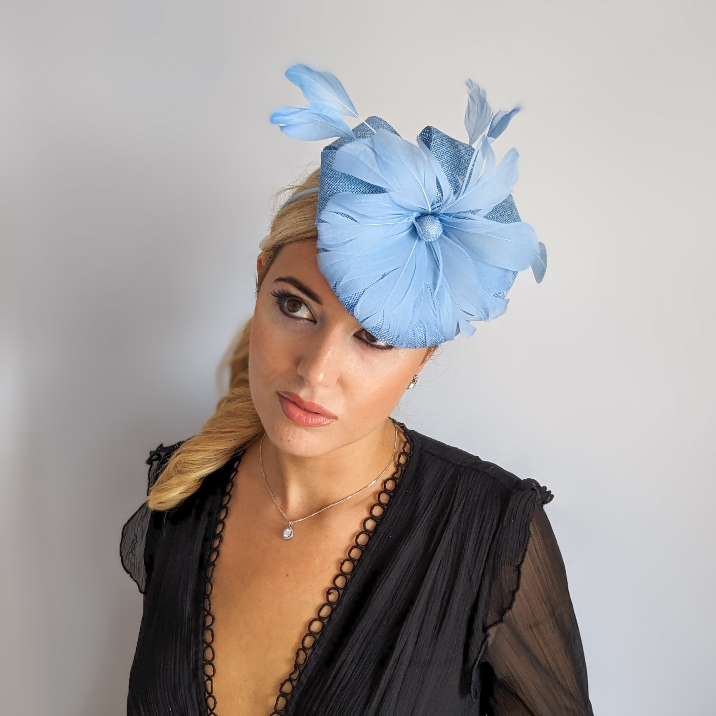 Cappello fascinator con piume blu fiordaliso