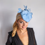 Cappello fascinator con piume blu fiordaliso