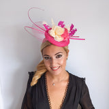 Cappello fascinator con piume di fiori rosa caldo