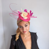 Cappello fascinator con piume di fiori rosa caldo