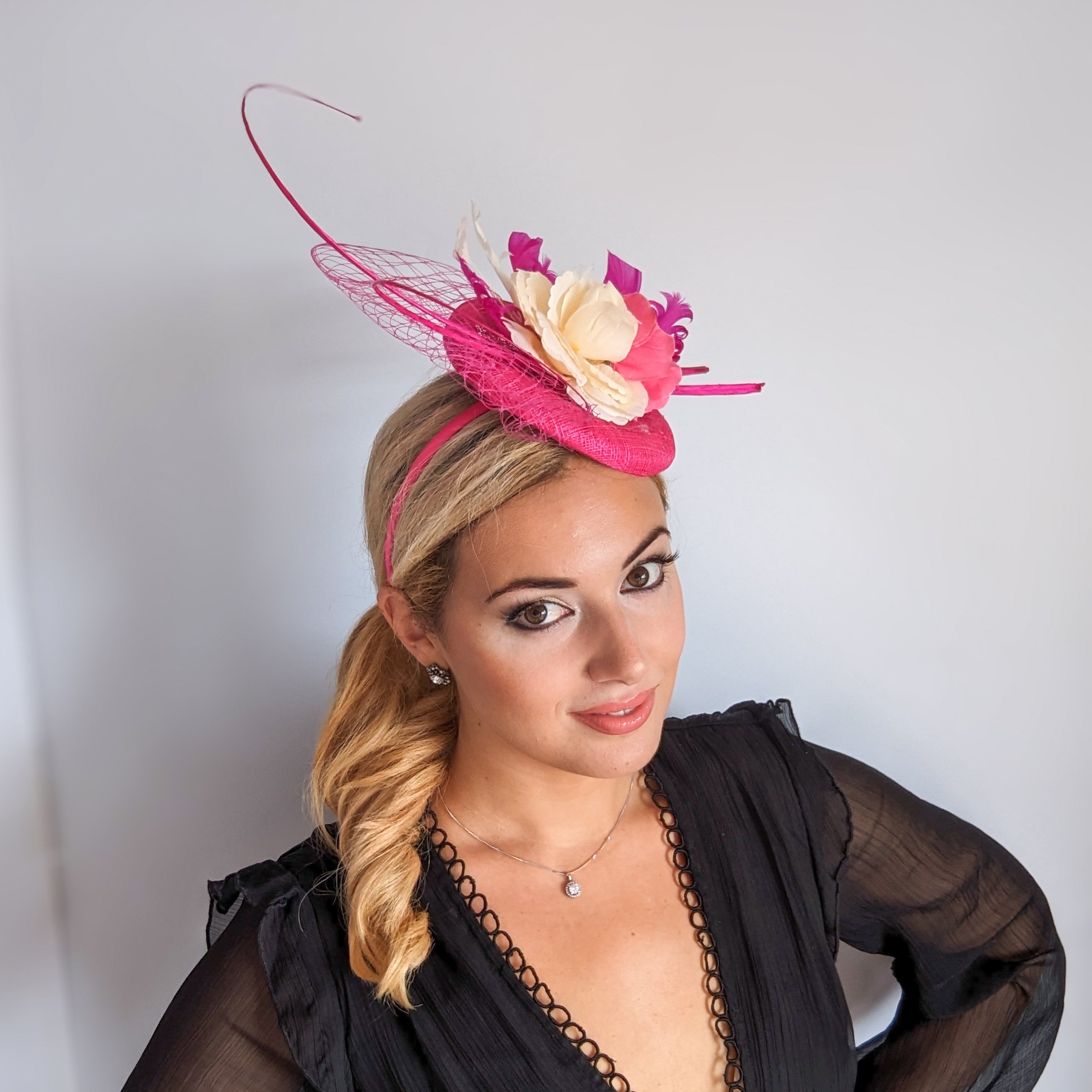 Cappello fascinator con piume di fiori rosa caldo