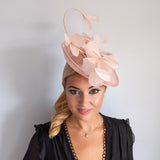 Cappello fascinator con disco di piume rosa chiaro