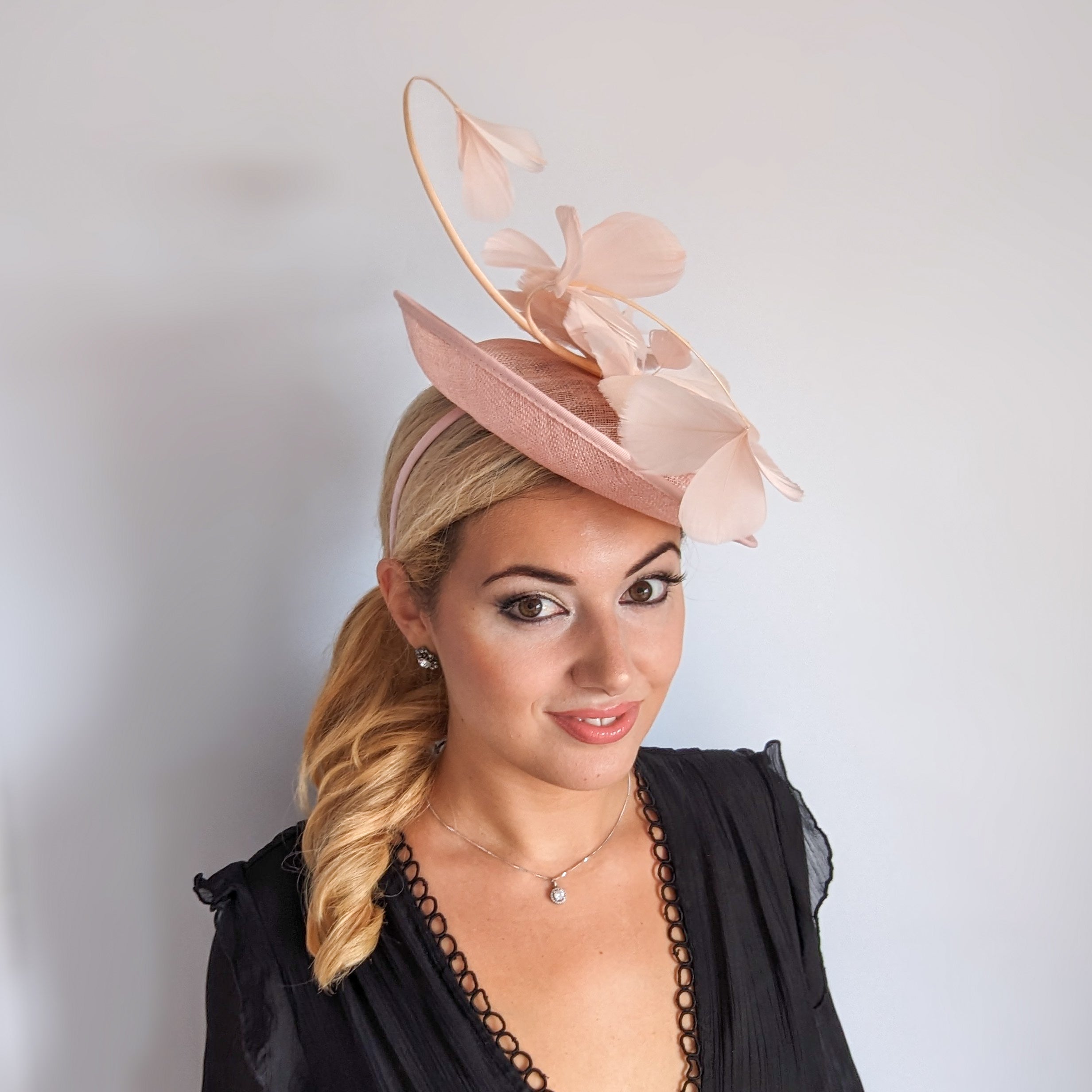 Cappello fascinator con disco di piume rosa chiaro