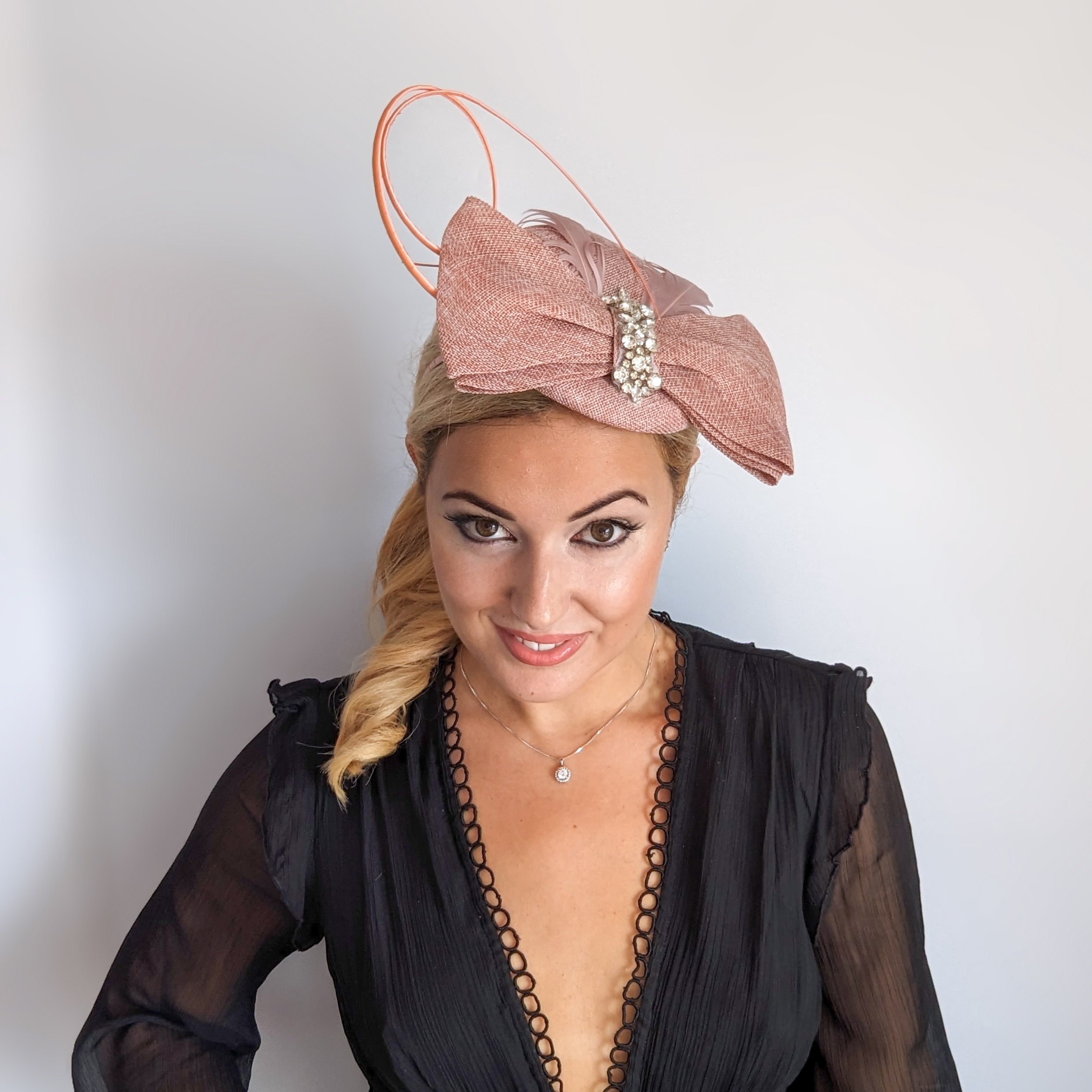 Cappello fascinator con fiocco di piume di cristallo rosa cipria