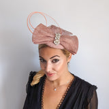 Cappello fascinator con fiocco di piume di cristallo rosa cipria