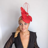 Cappello fascinator con fiocco in cristallo rosso