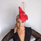 Cappello fascinator con fiocco in cristallo rosso