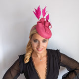 Cappello fascinator con piume rosa fucsia