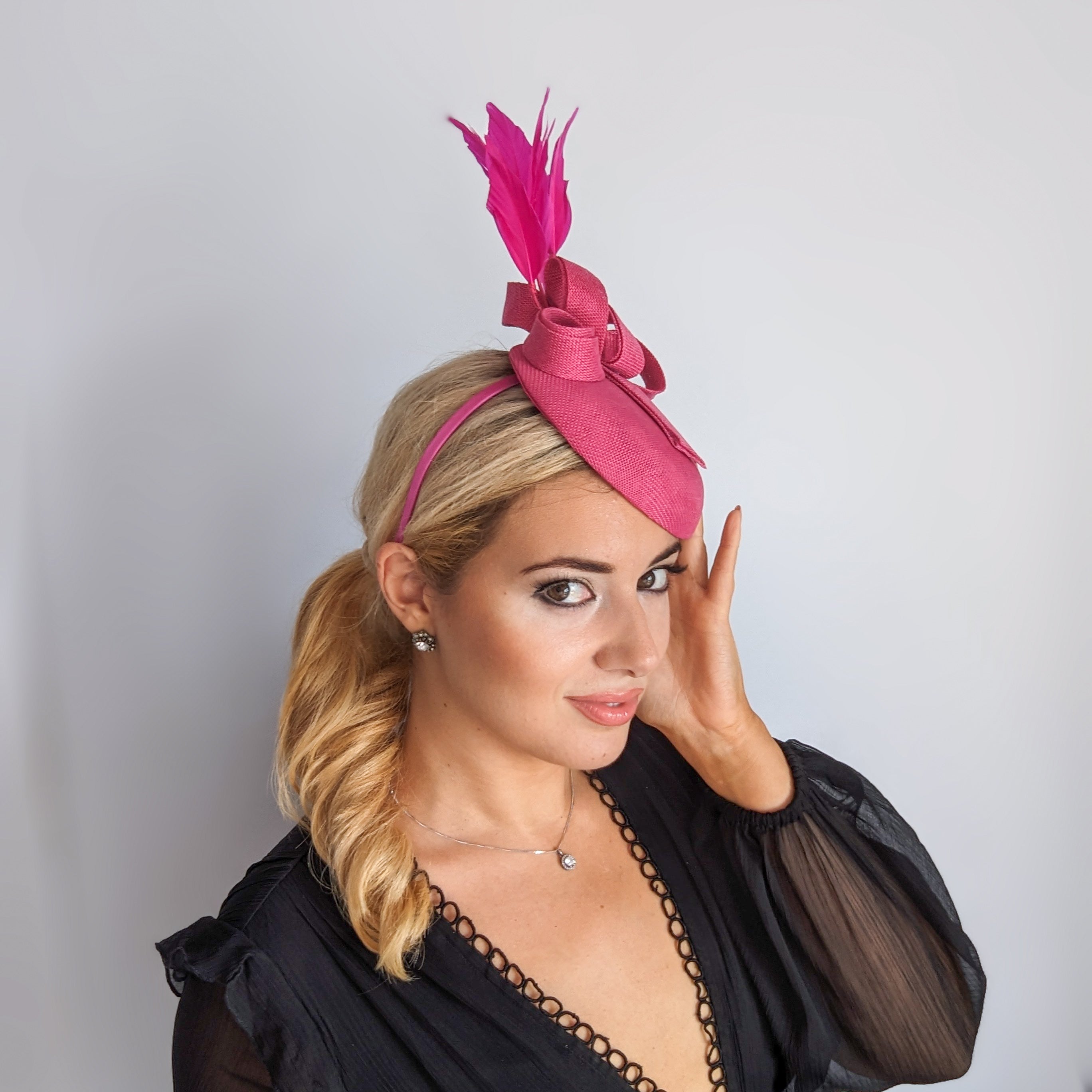 Cappello fascinator con piume rosa fucsia