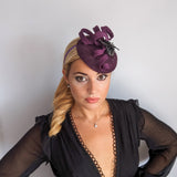 Cappello fascinator fiore viola melanzana