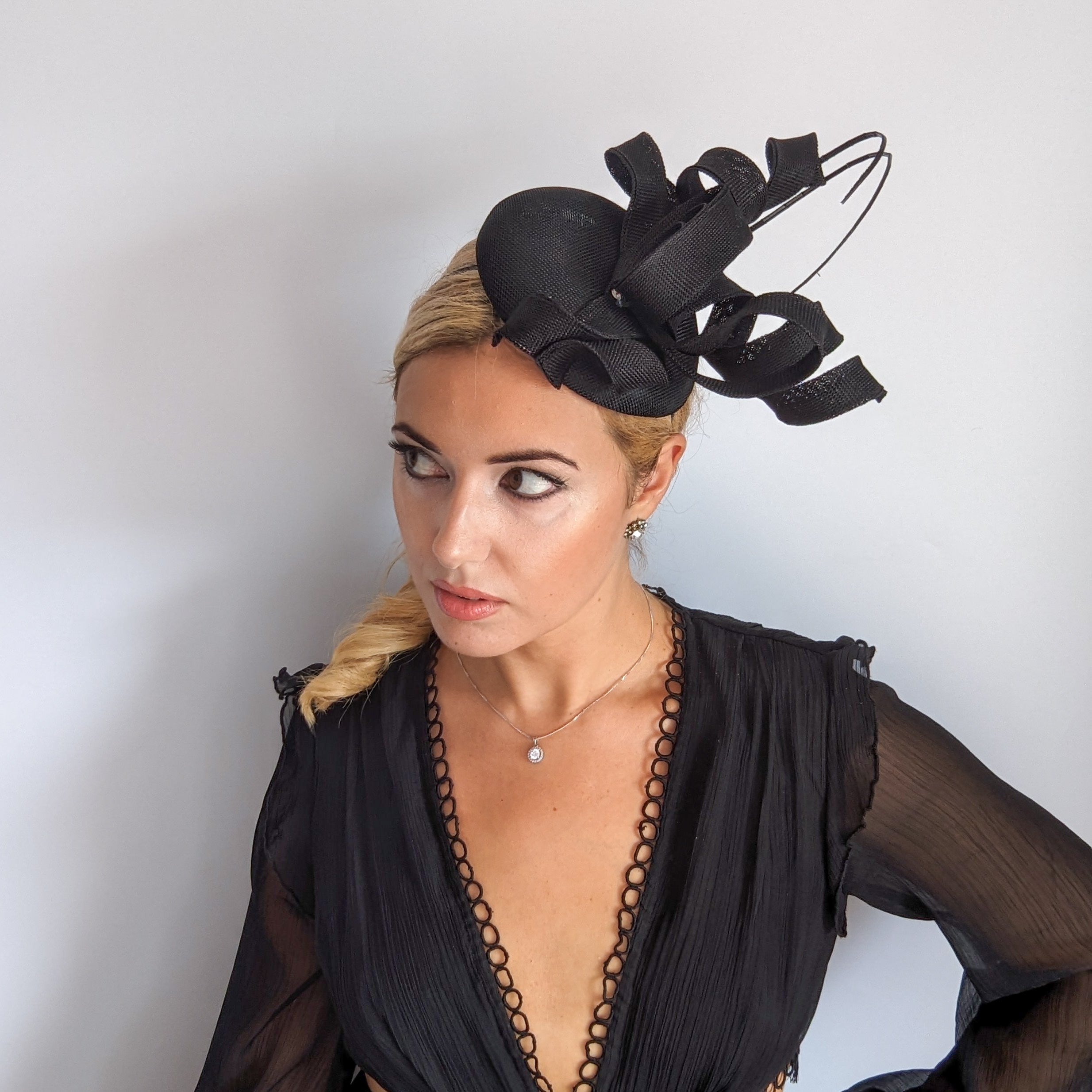 Cappello fascinator ad anello a spirale nero