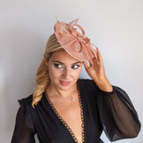 Cappello fascinator a goccia con piume rosa cipria