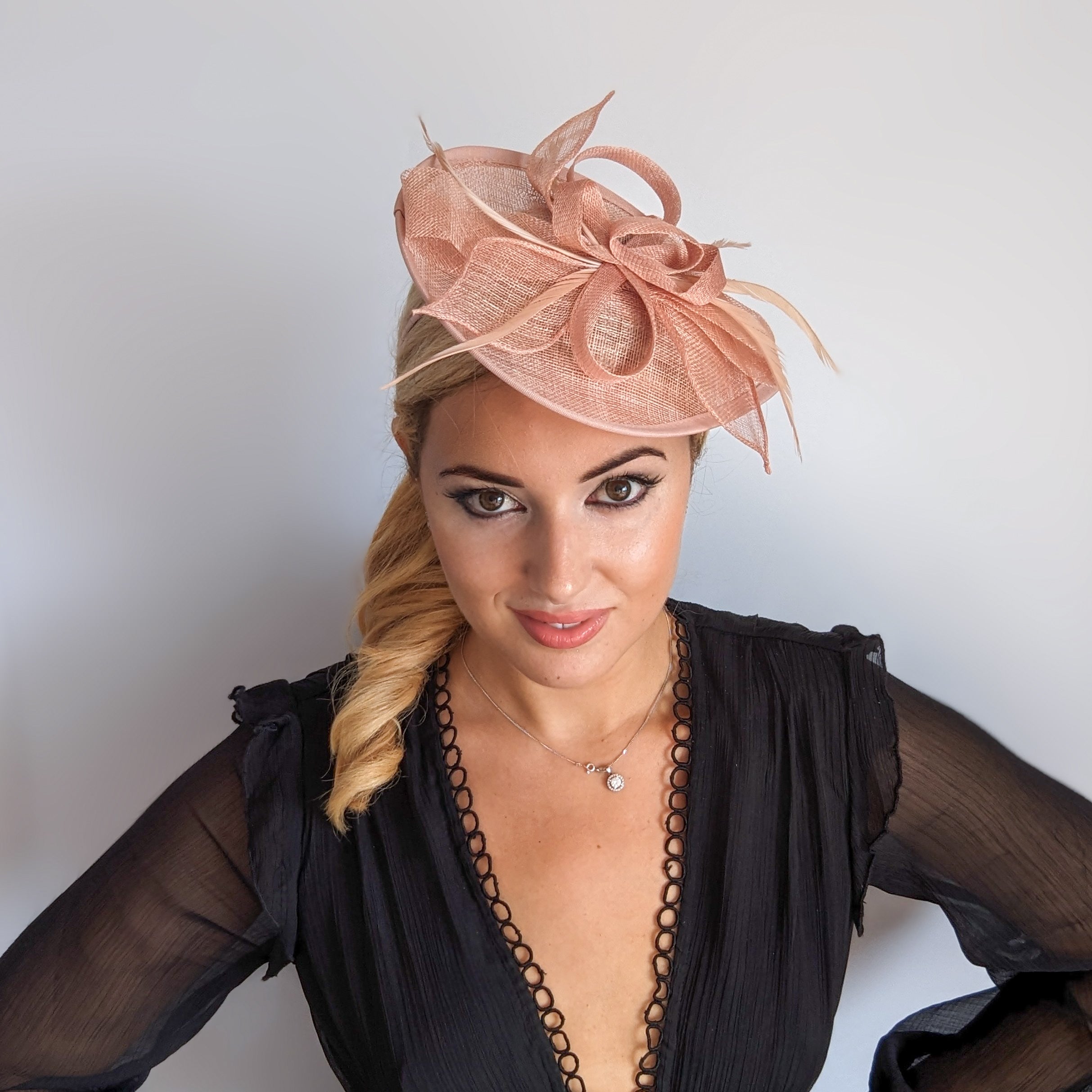 Cappello fascinator a goccia con piume rosa cipria