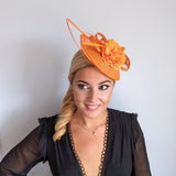 Cappello a disco con fascinator di fiori d'arancio