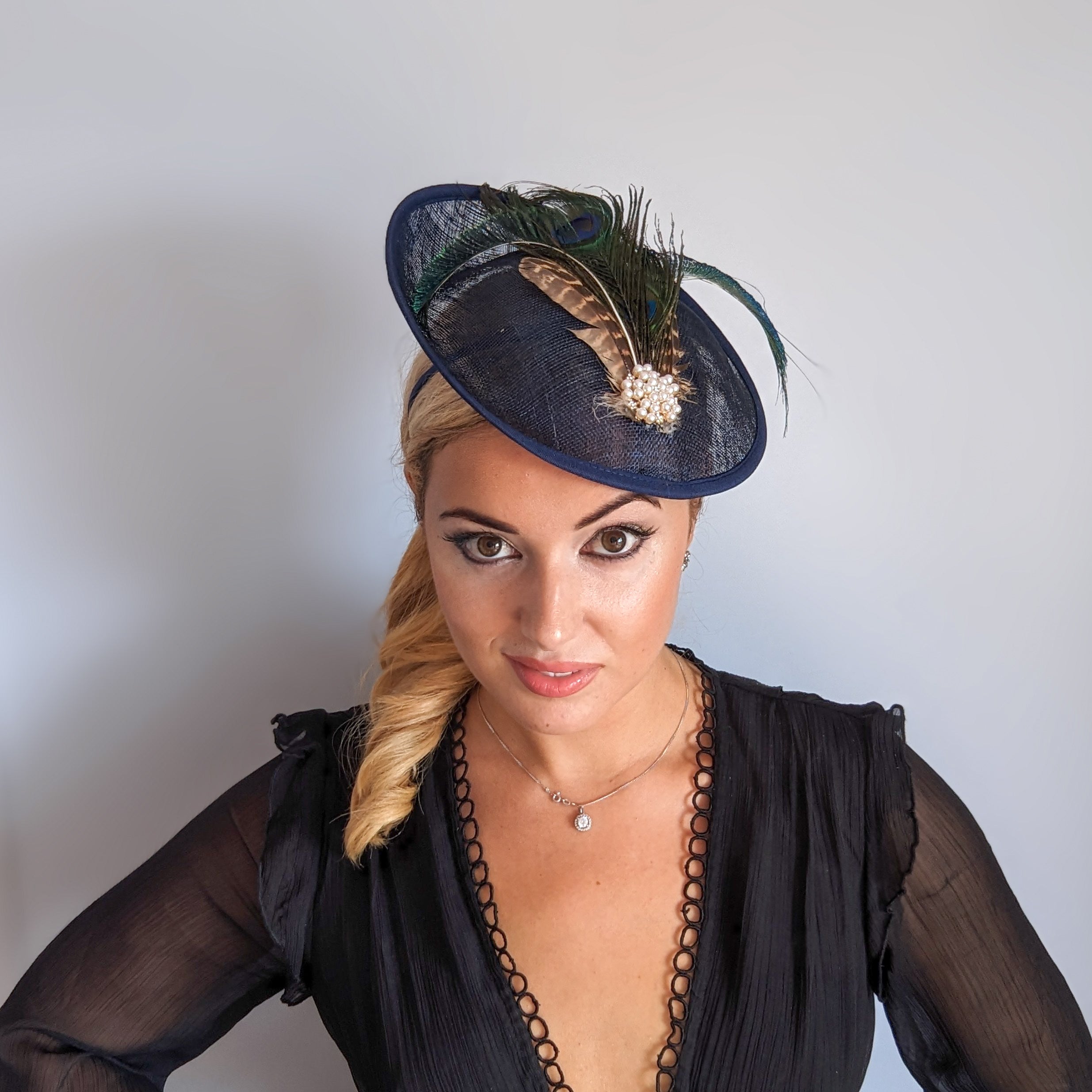 Cappello fascinator con piattino in piuma di fagiano blu navy