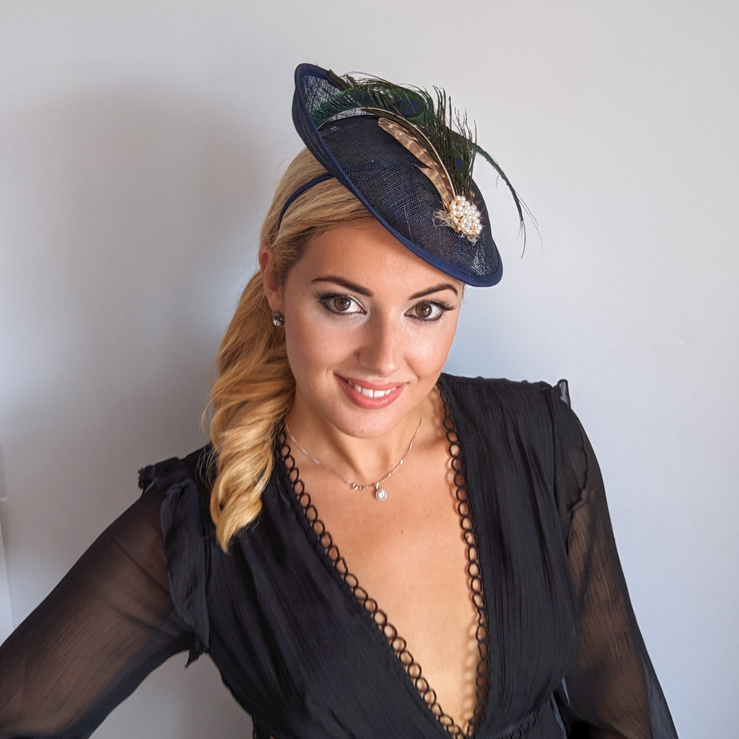 Cappello fascinator con piattino in piuma di fagiano blu navy