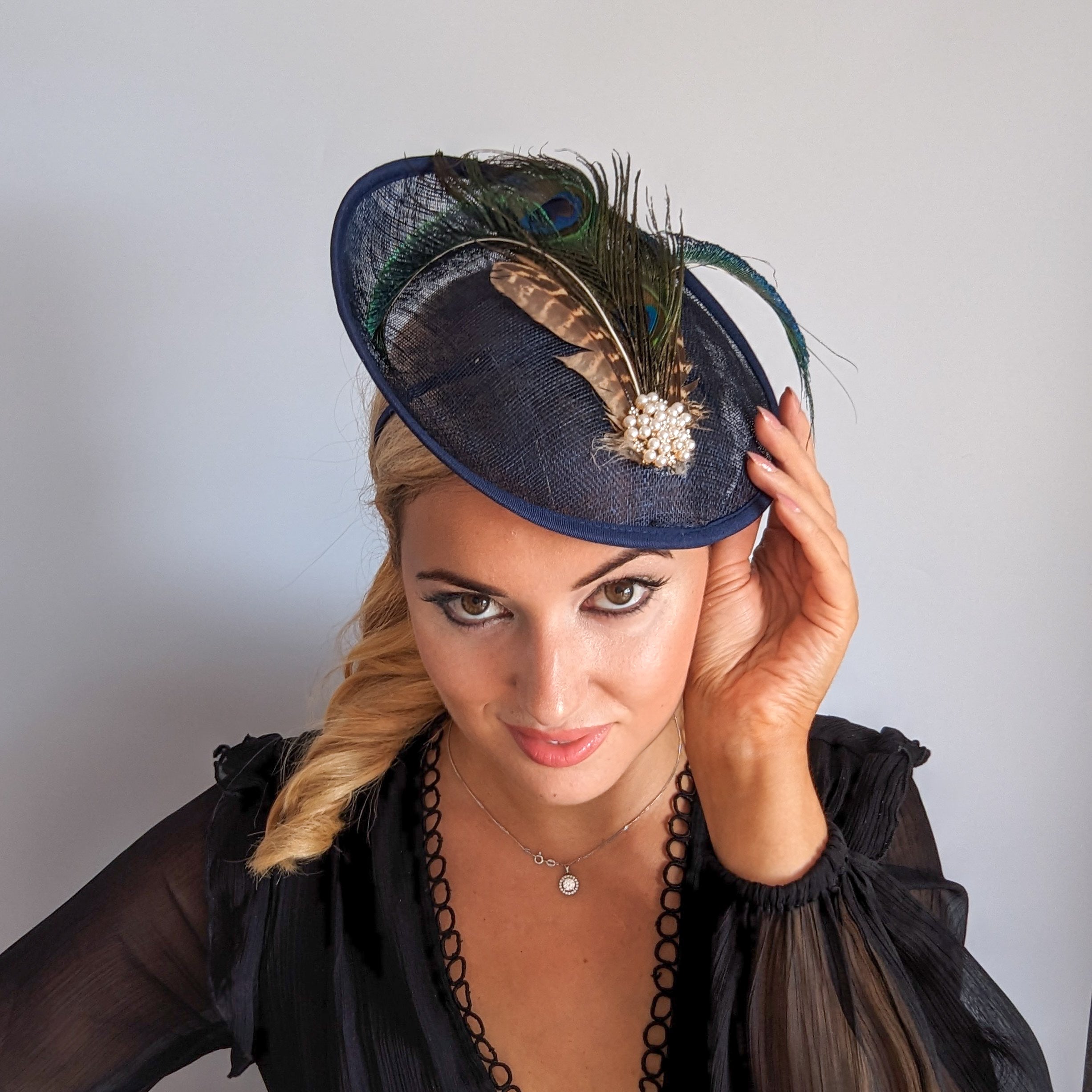 Cappello fascinator con piattino in piuma di fagiano blu navy