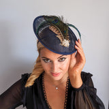 Cappello fascinator con piattino in piuma di fagiano blu navy