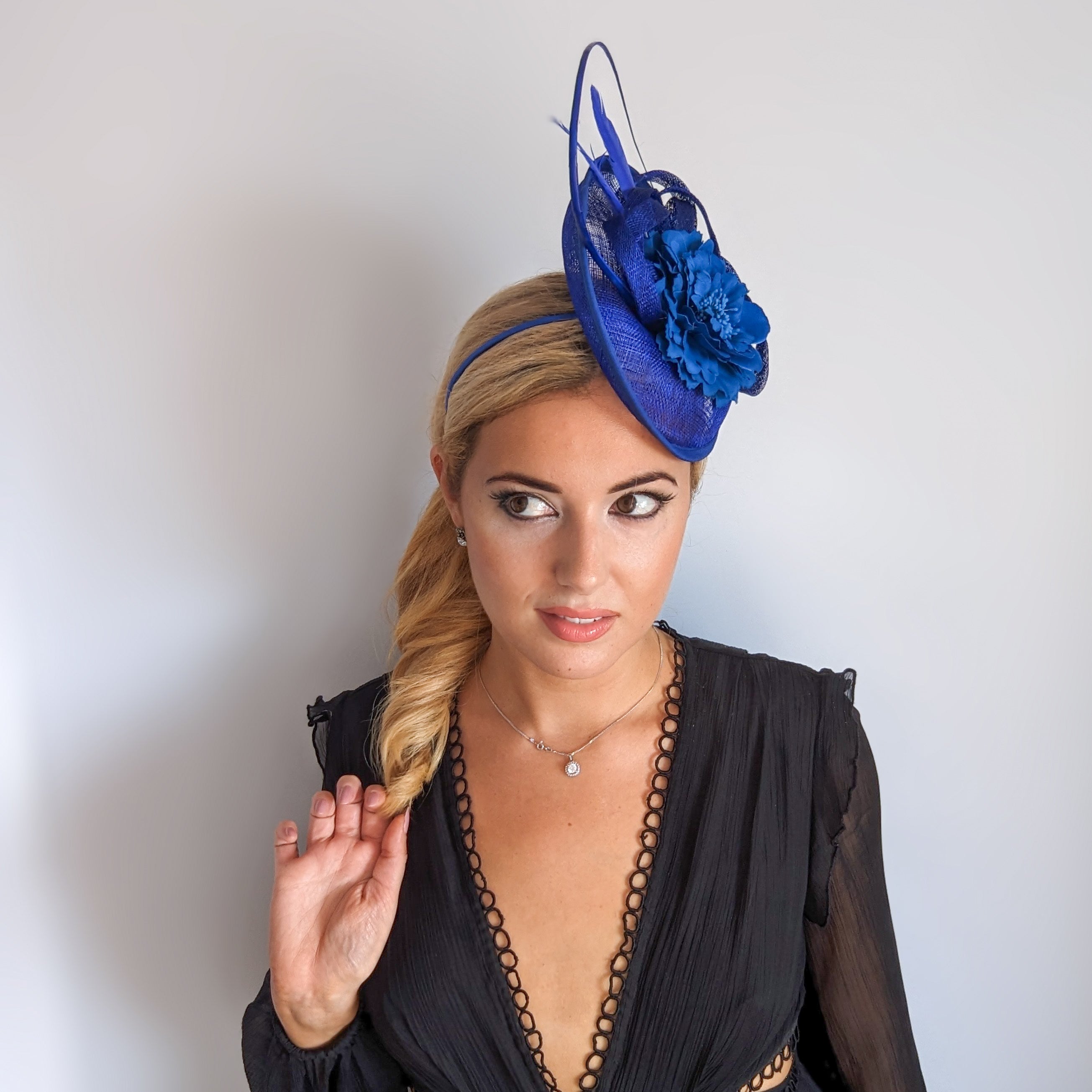 Cappello fascinator disco piattino piuma fiore blu reale