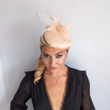 Cappello fascinator in raso di pizzo con piume blu navy