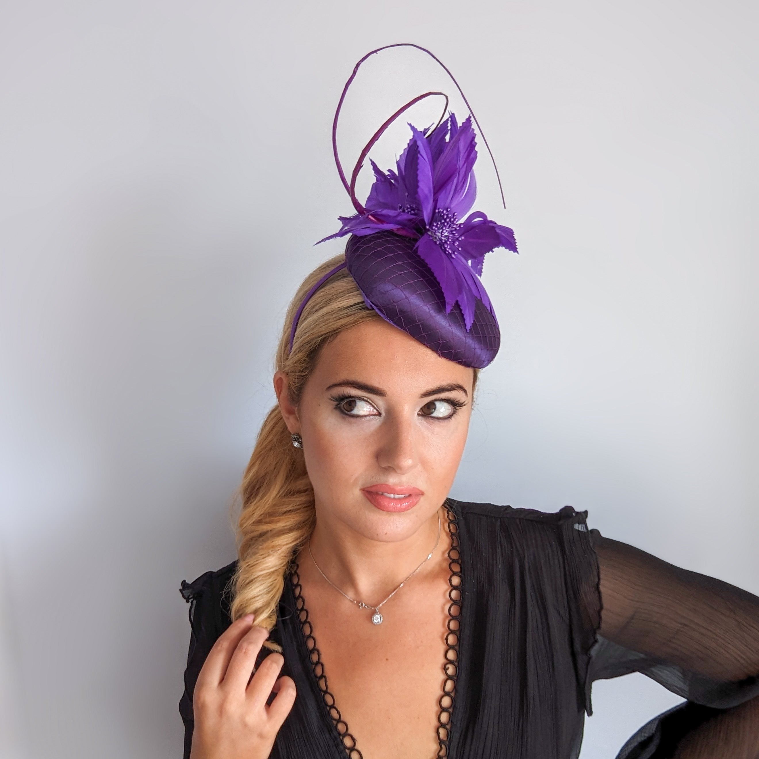 Cappello fascinator in raso di pizzo con piume blu navy