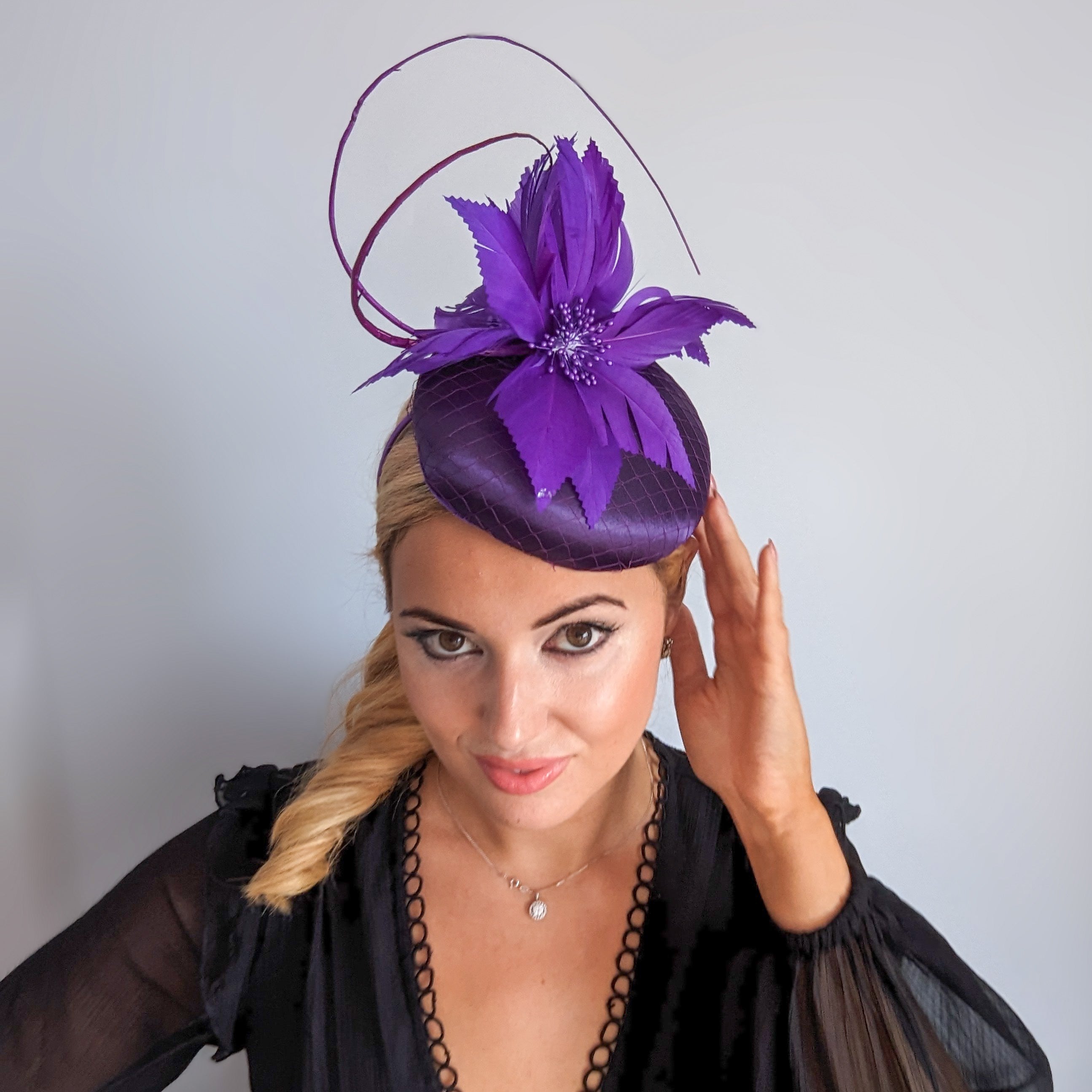 Cappello fascinator in raso di pizzo con piume blu navy