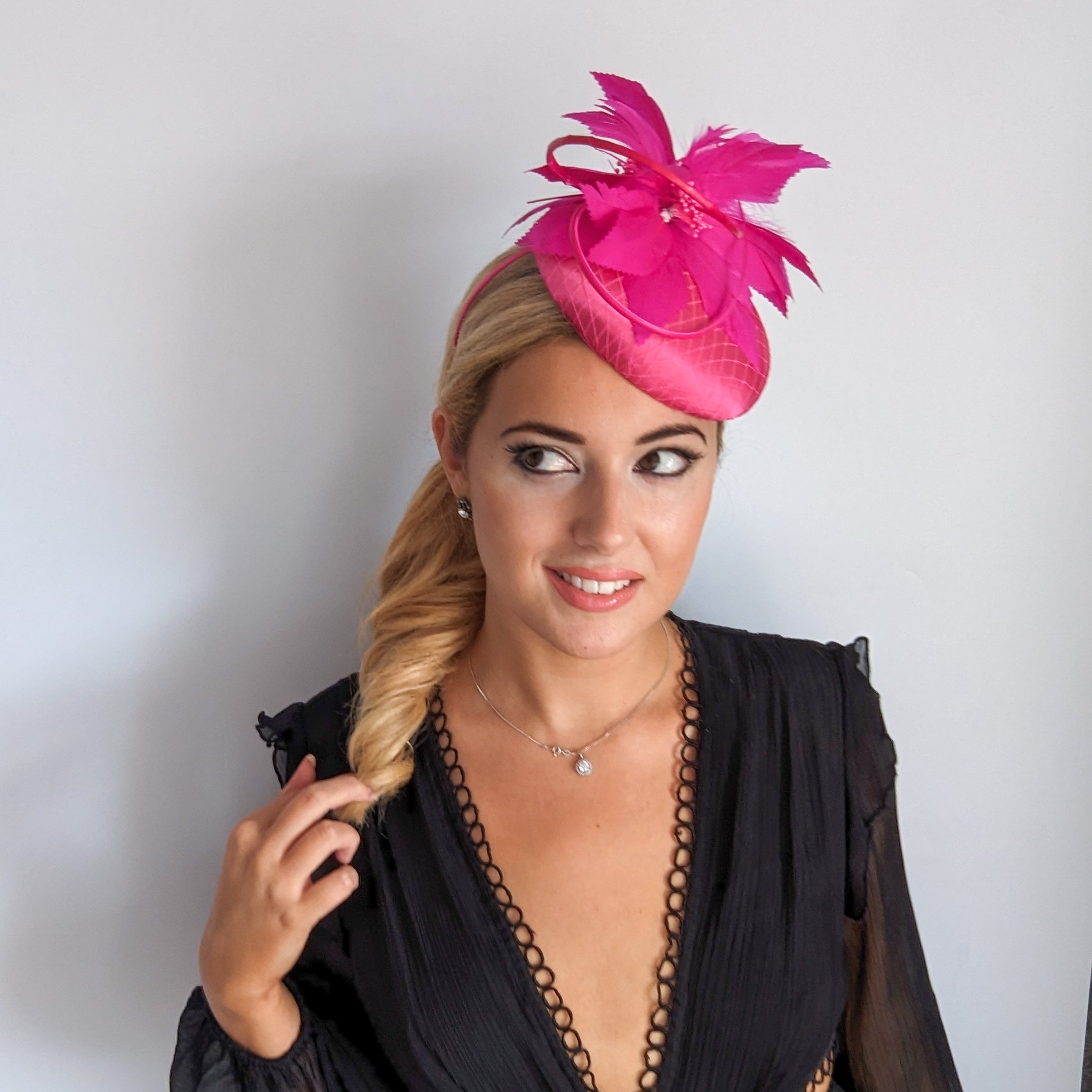 Cappello fascinator in raso di pizzo con piume blu navy